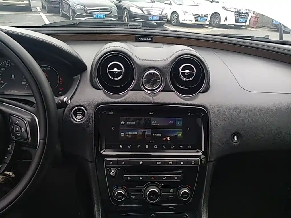 Jaguar XJ — миниатюра 13
