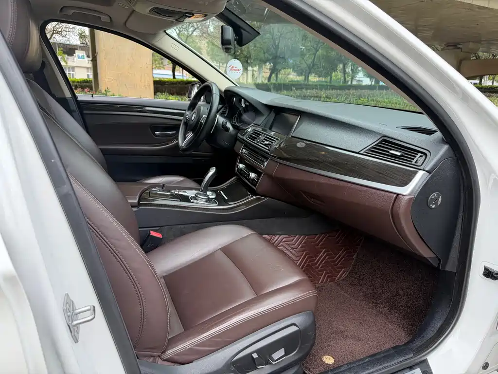 BMW 5 Series — миниатюра 6