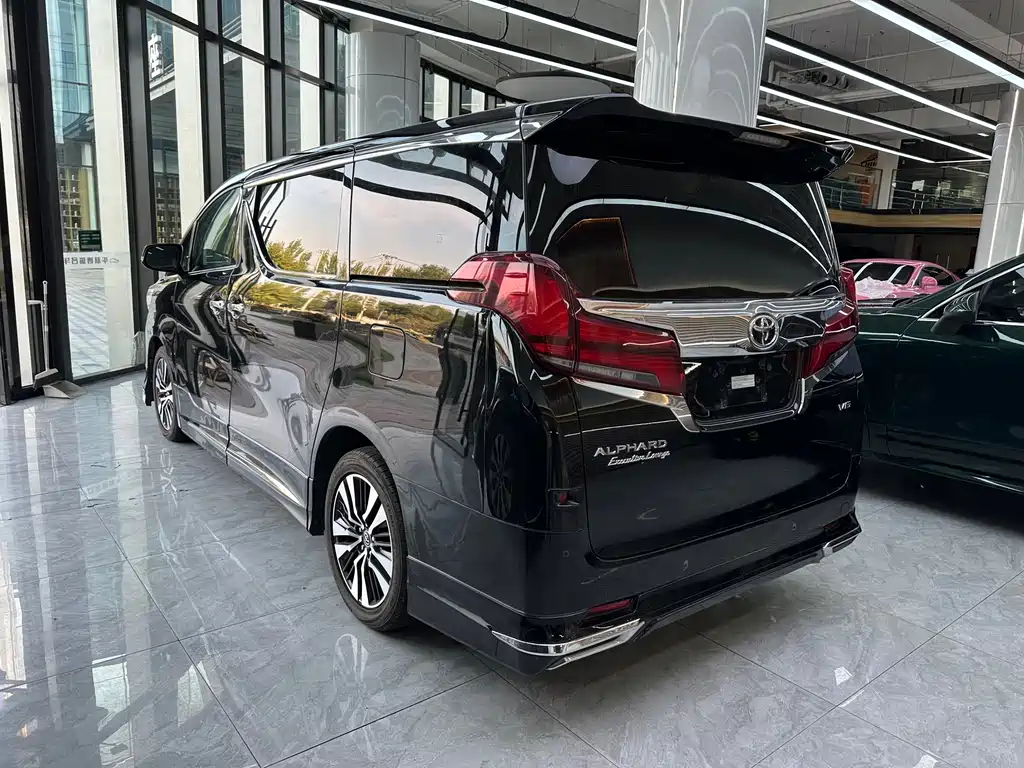 Toyota Alphard — миниатюра 16