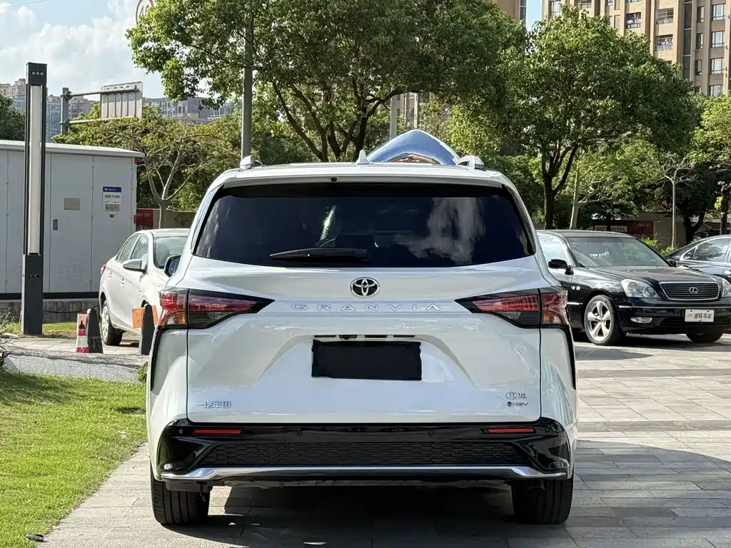 Toyota Granvia — миниатюра 3