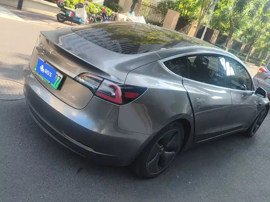 Tesla Model 3 — миниатюра 3