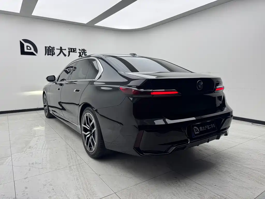 BMW 7 Series — миниатюра 5