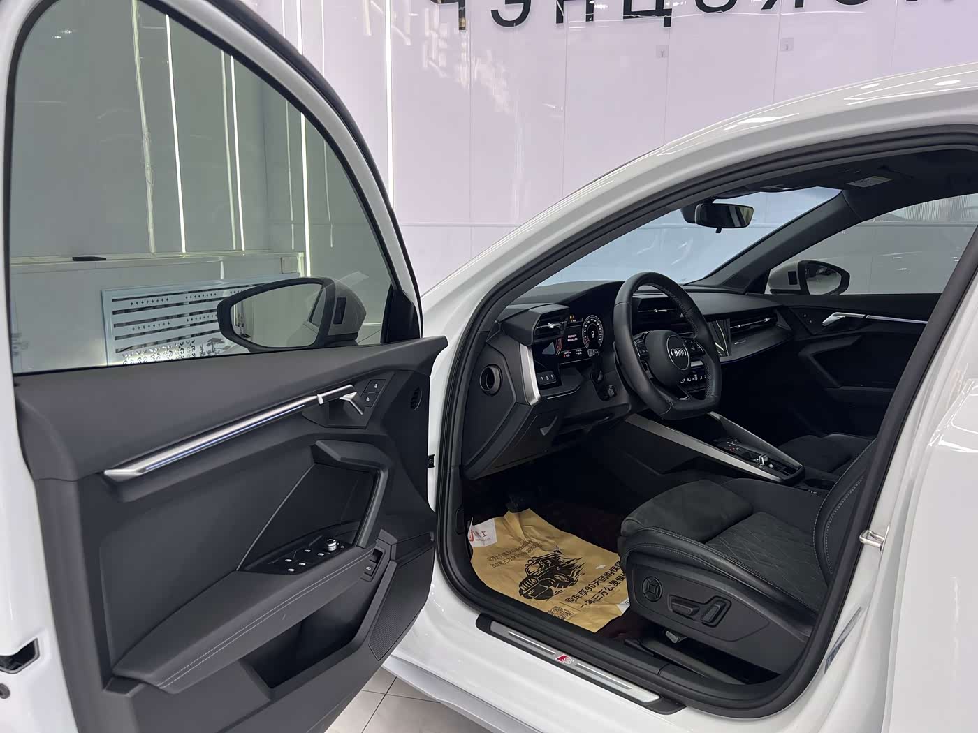 Audi A3 1.4 л 2023 г. Белый, пробег 40000 км