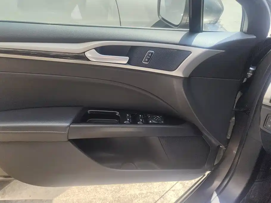 Ford Mondeo — миниатюра 7