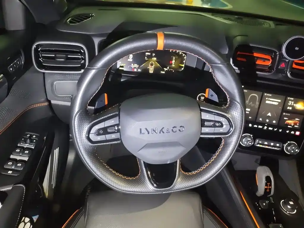 Lynk & Co 02 Hatchback — миниатюра 11