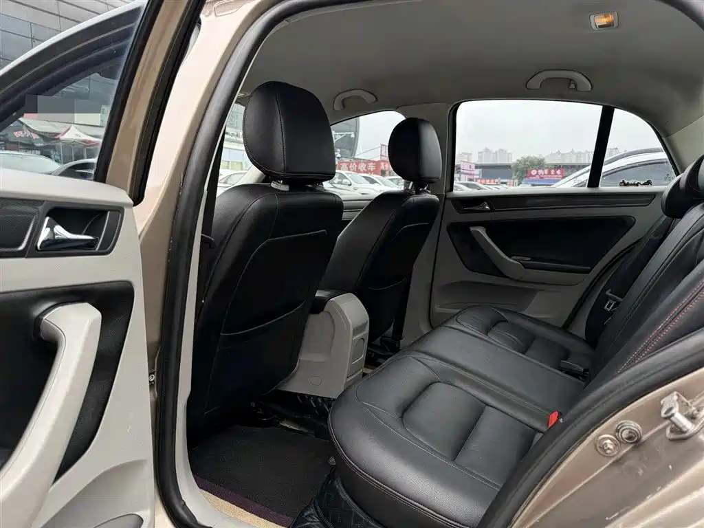 Volkswagen Bora 2013 1.6L MT Fashion
