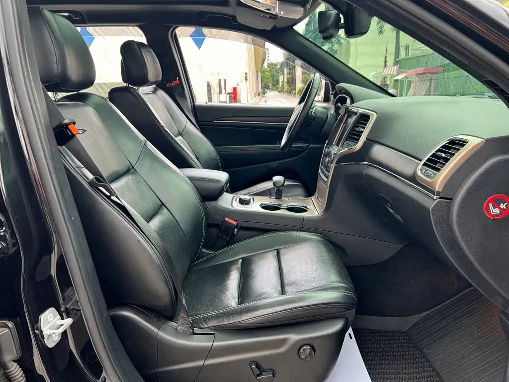 Jeep Grand Cherokee (Import) — миниатюра 12