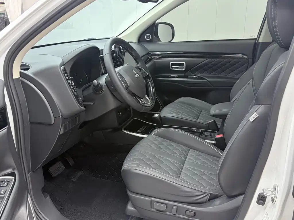 Mitsubishi Outlander — миниатюра 8