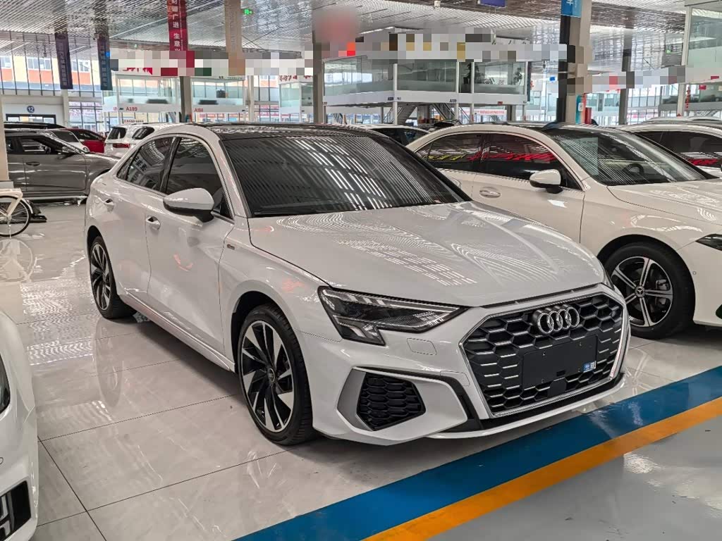 Audi A3 1.4 л 2024 г. Белый, пробег 10200 км