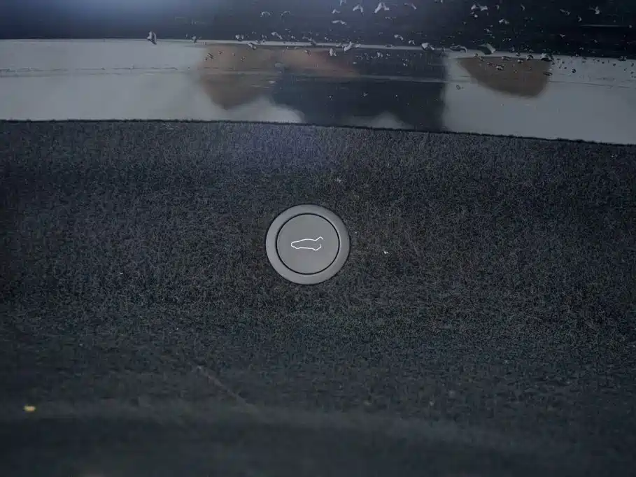 Tesla Model Y — миниатюра 24