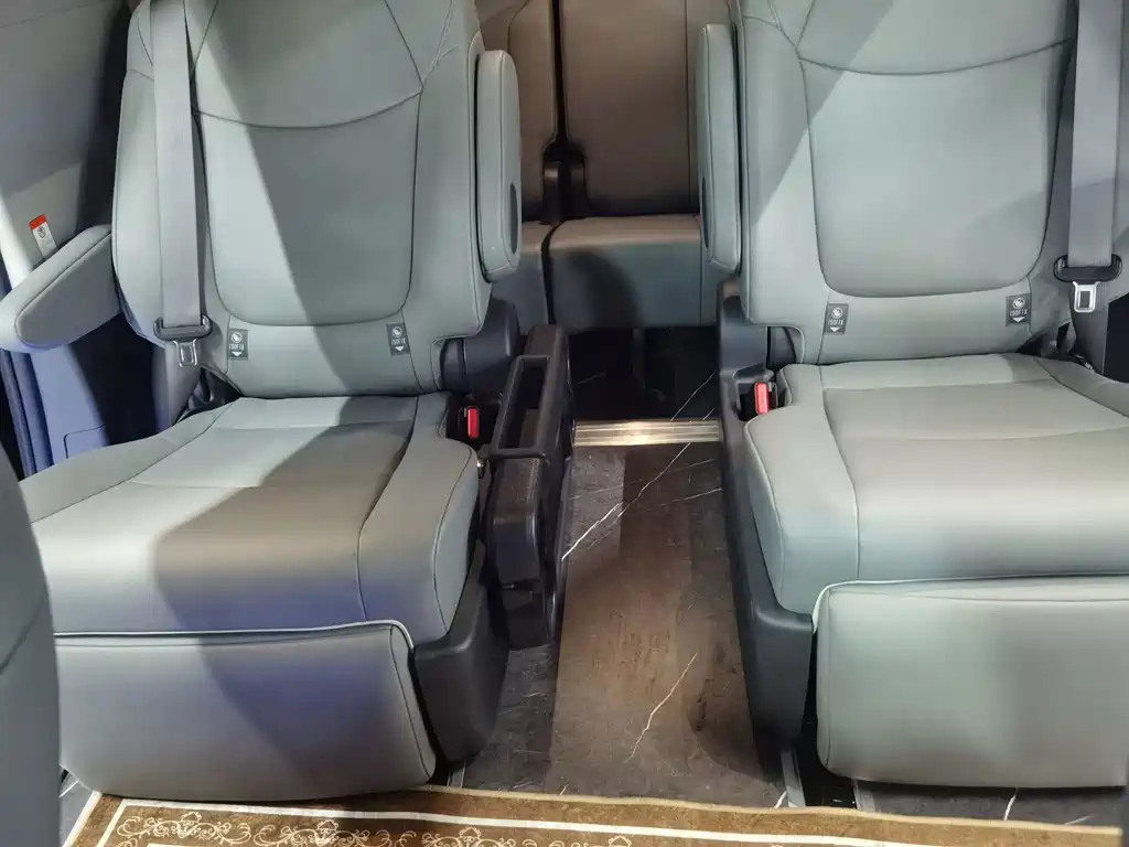 Toyota Granvia — миниатюра 15