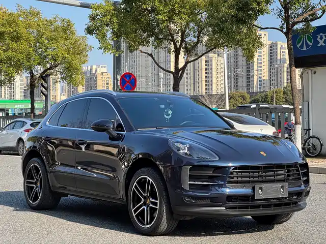 PORSCHE MACAN