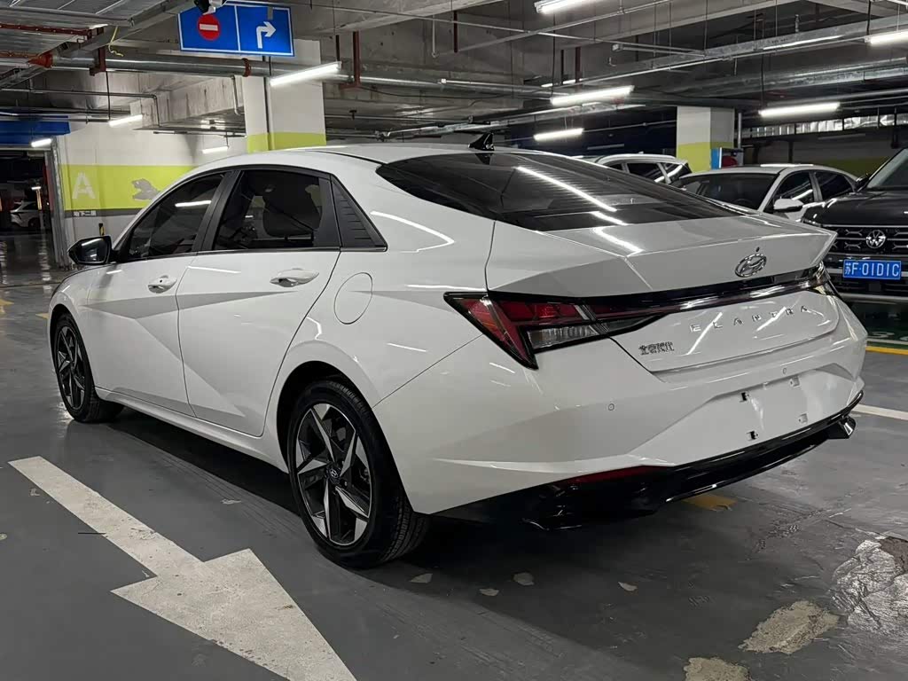 Hyundai Elantra 1.5 л 2023 г. Белый, пробег 28000 км