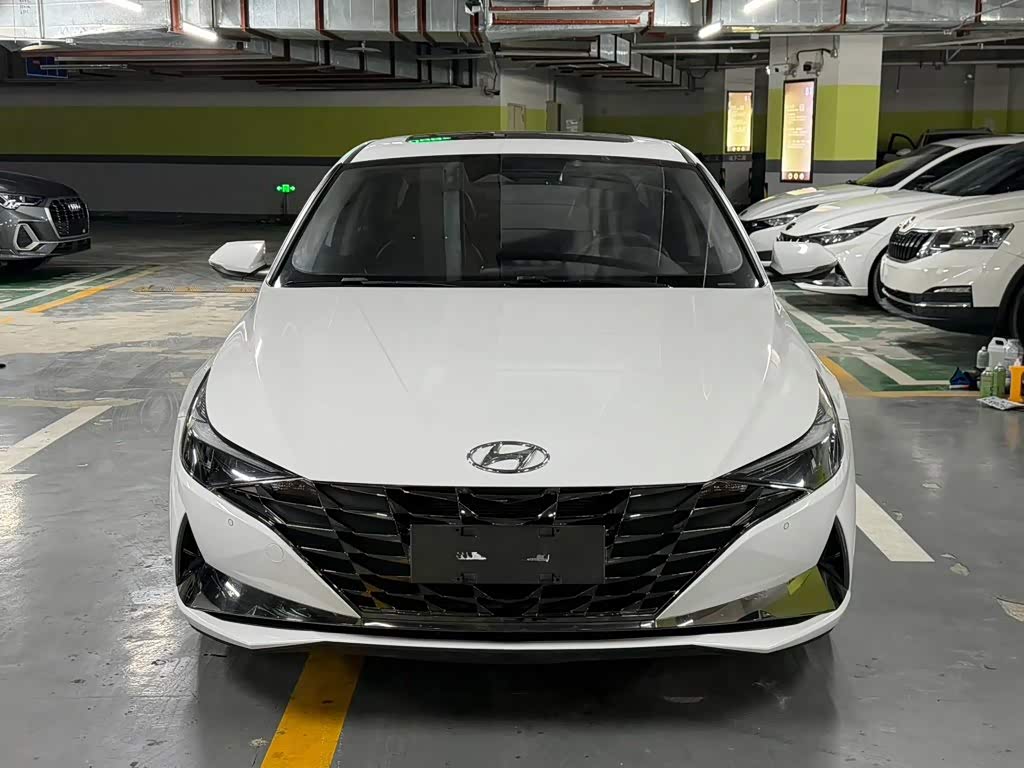 Hyundai Elantra 1.5 л 2023 г. Белый, пробег 28000 км