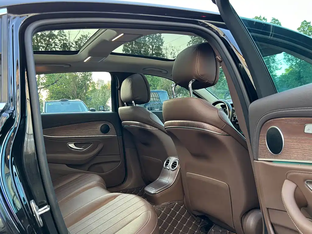 Mercedes-Benz E-Class — миниатюра 10