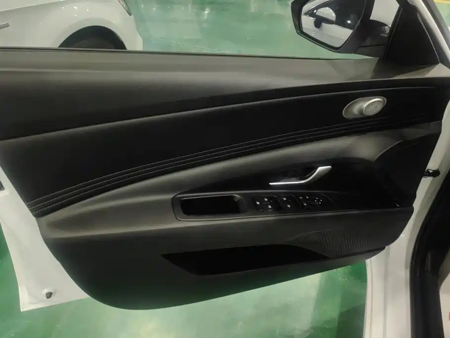 Hyundai Elantra — миниатюра 7