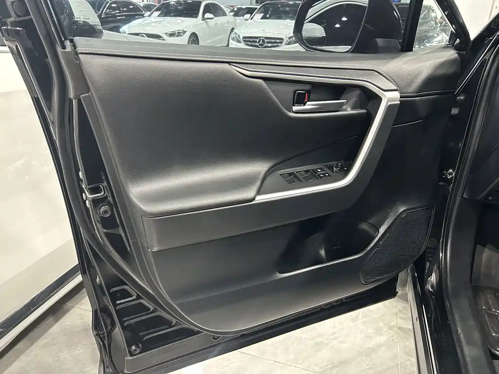 Toyota RAV4 — миниатюра 10