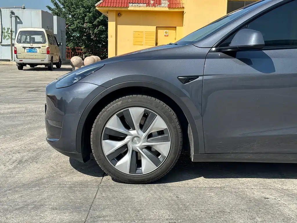 Tesla Model Y — миниатюра 8