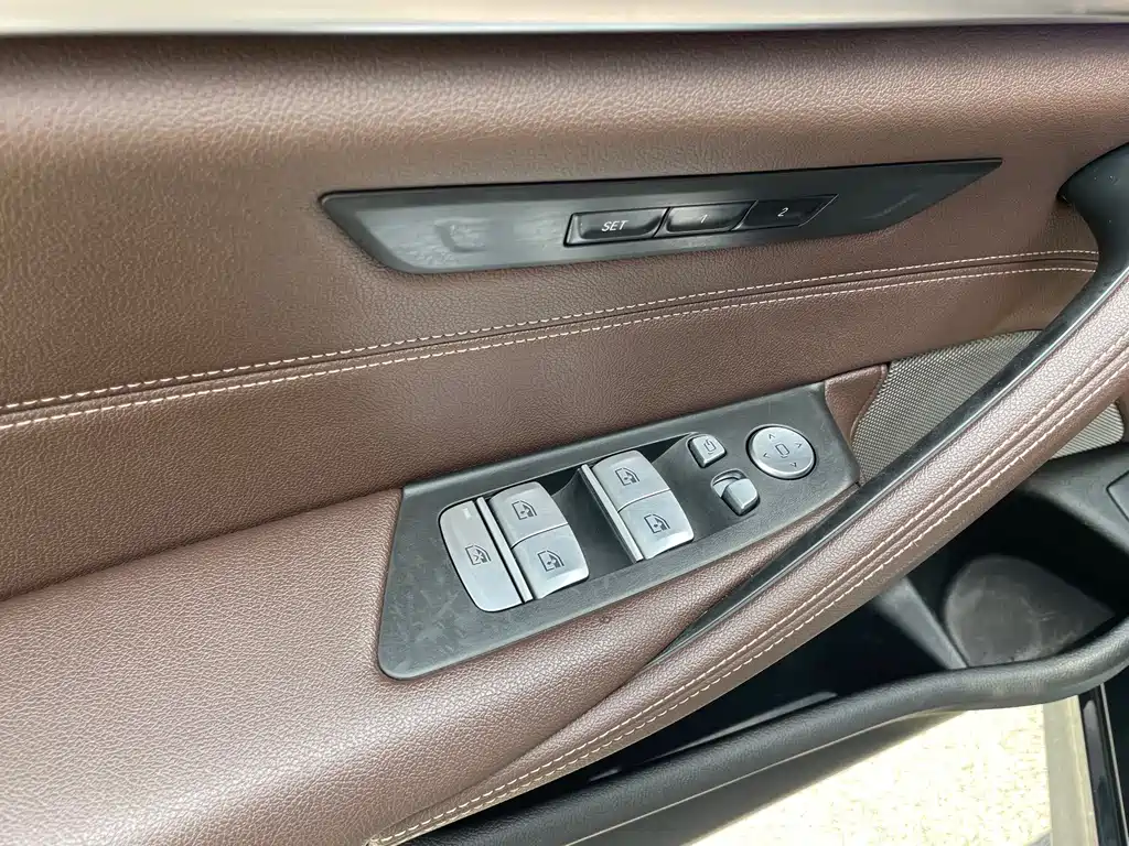 BMW 5 Series — миниатюра 4