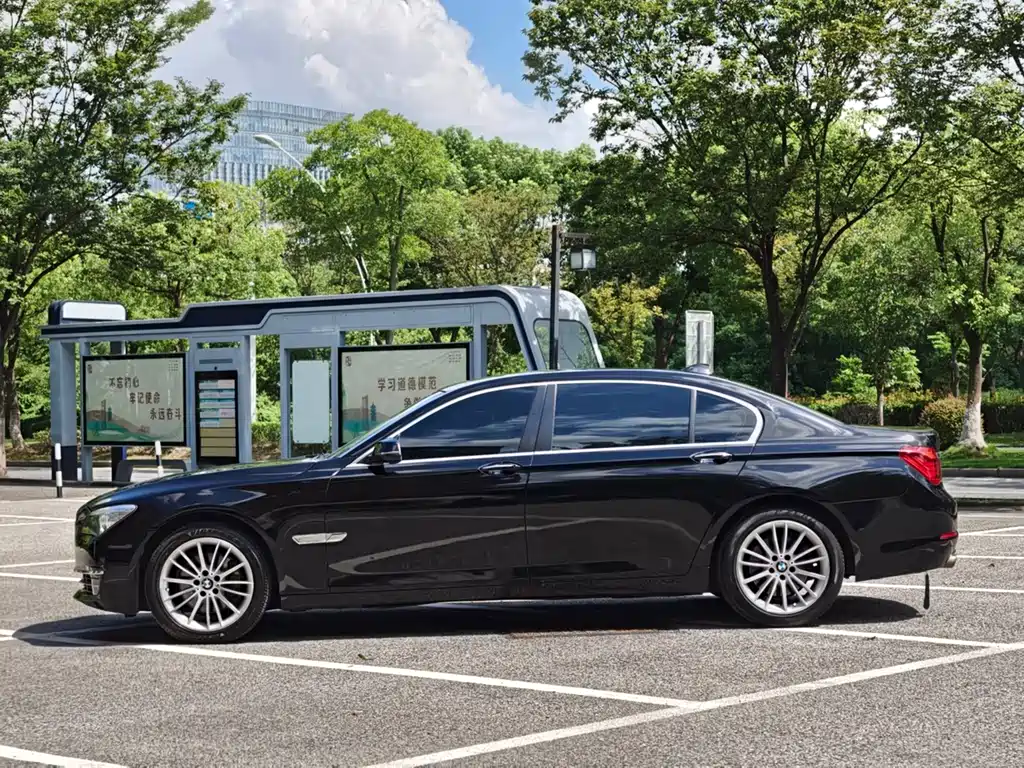 BMW 7 Series — миниатюра 7