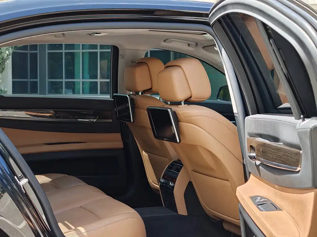 BMW 7 Series — миниатюра 10