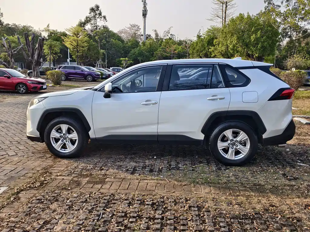 Toyota RAV4 — миниатюра 3
