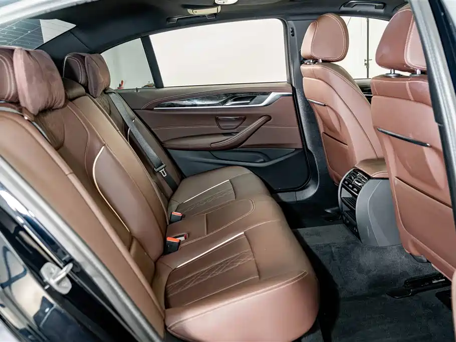 BMW 5 Series — миниатюра 20