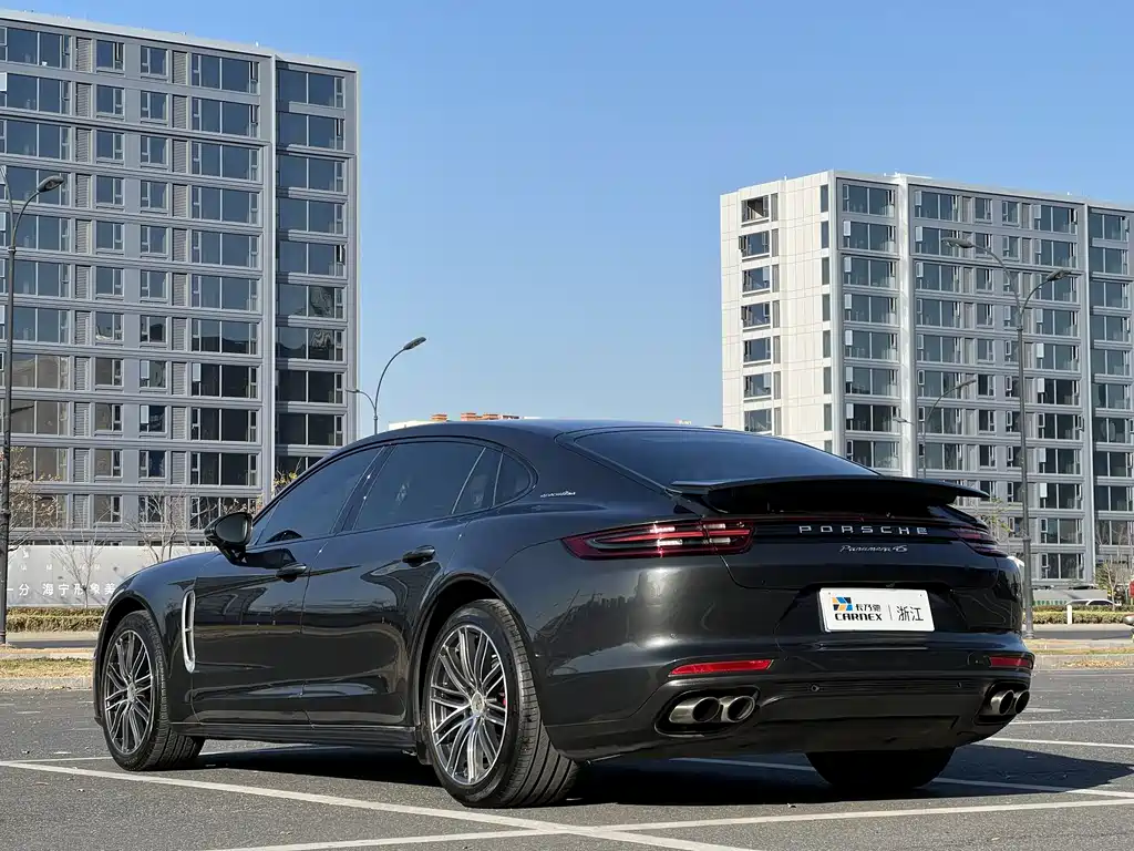 PORSCHE PANAMERA