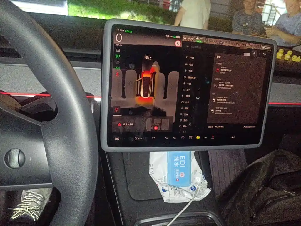 Tesla Model Y — миниатюра 10