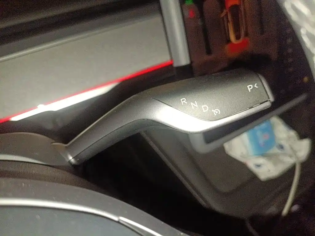 Tesla Model Y — миниатюра 11