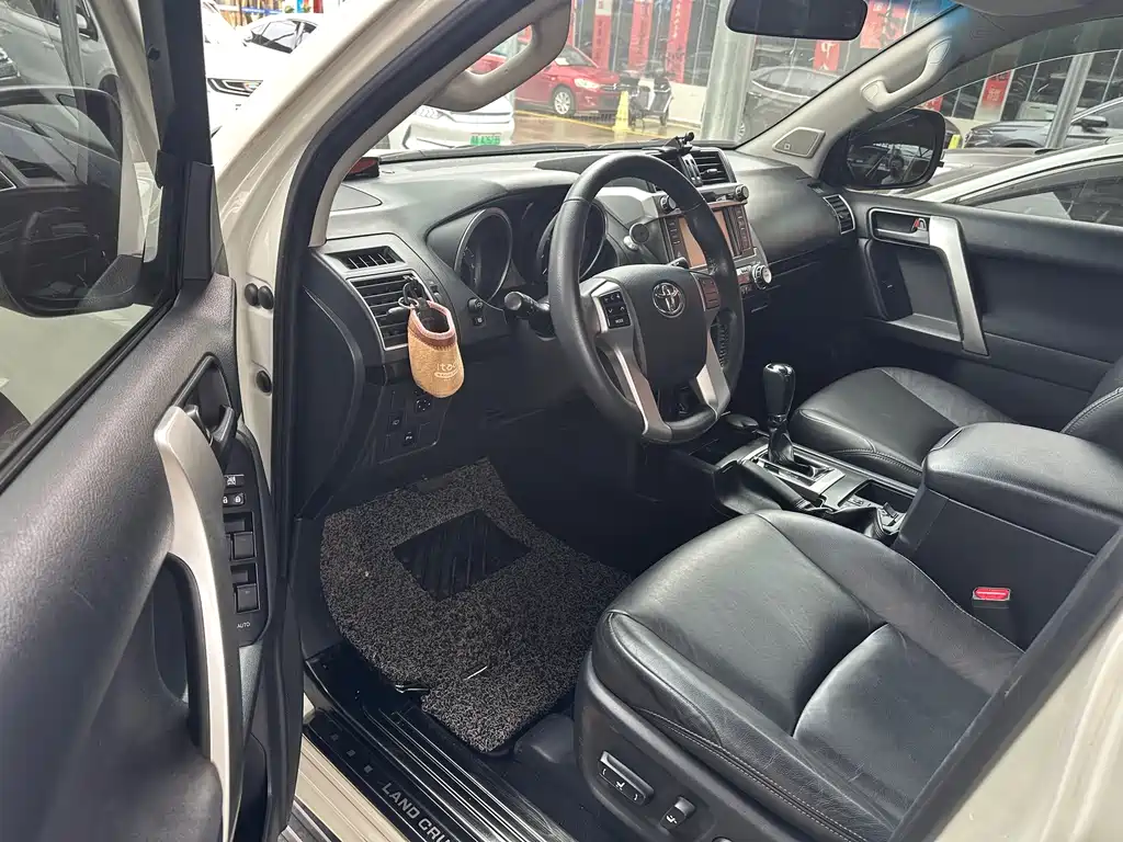 Toyota Land Cruiser Prado 2016 2.7L AT Luxury