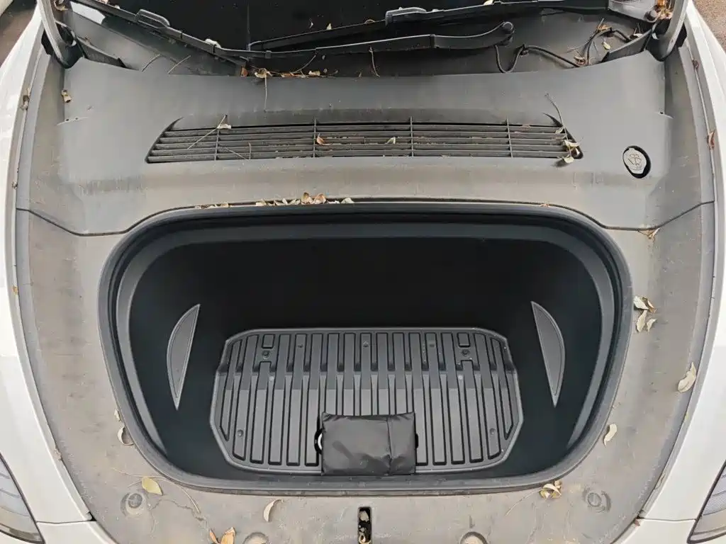Tesla Model Y — миниатюра 16