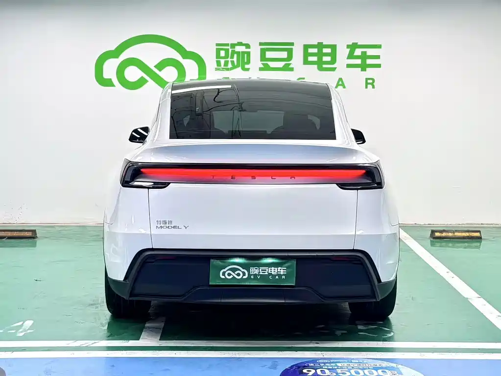 Tesla Model Y — миниатюра 15