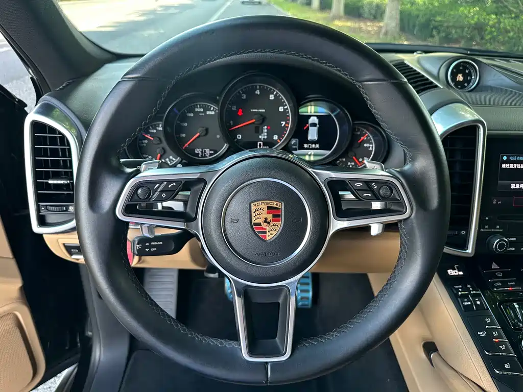 Porsche Cayenne — миниатюра 7