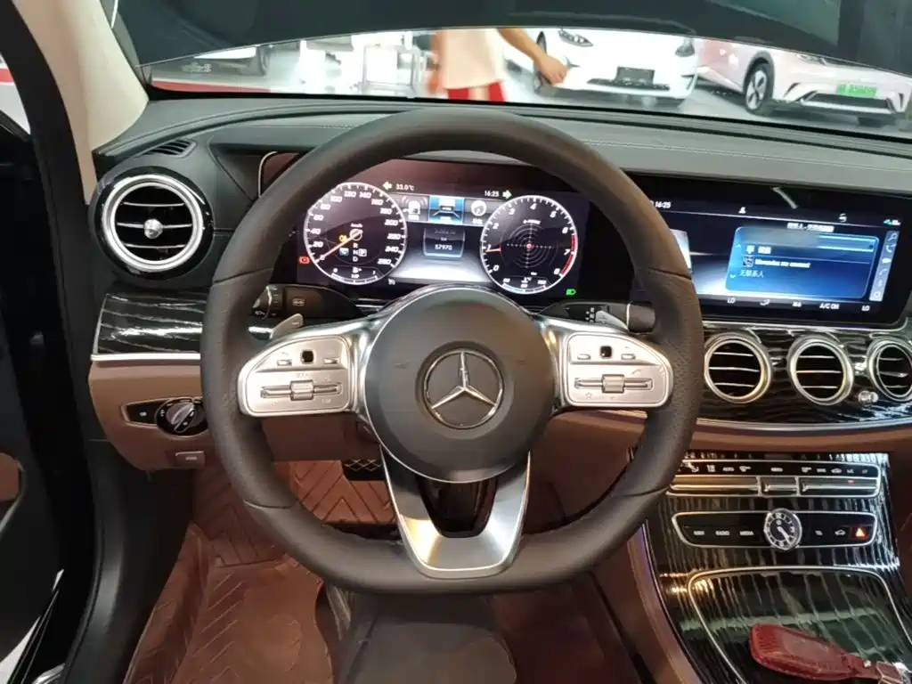 Mercedes-Benz E-Class — миниатюра 11