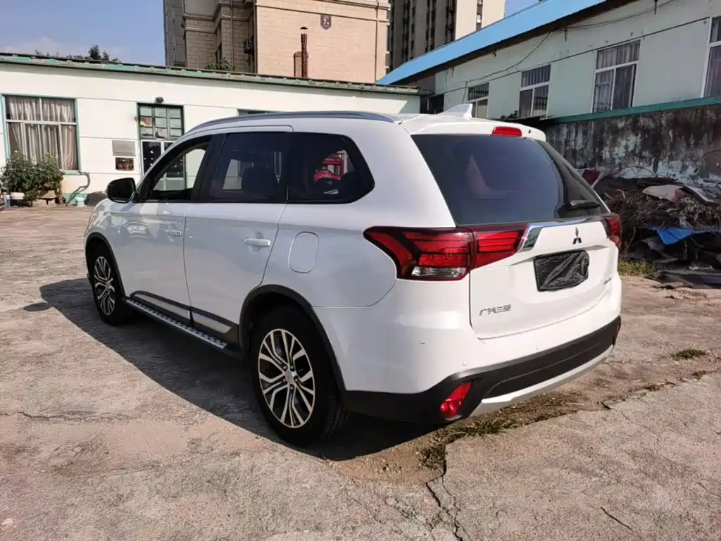 Mitsubishi Outlander — миниатюра 5