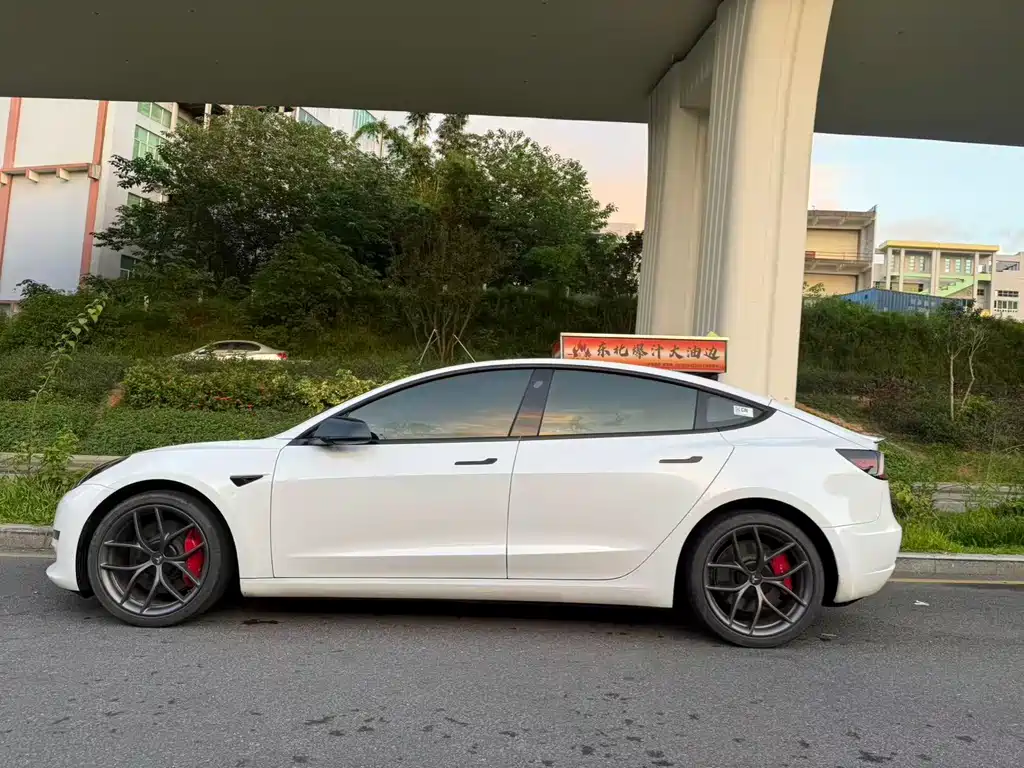 Tesla Model 3 — миниатюра 7