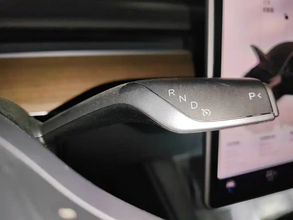 Tesla Model Y — миниатюра 15