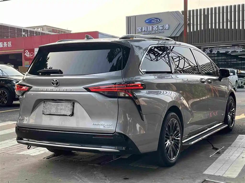 Toyota Sienna — миниатюра 7