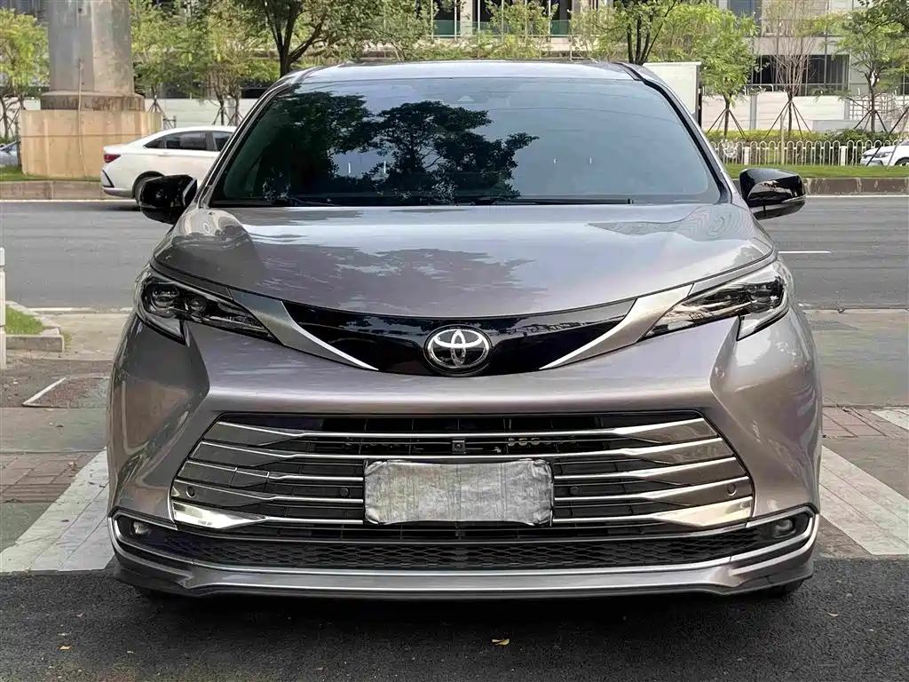 Toyota Sienna — миниатюра 2