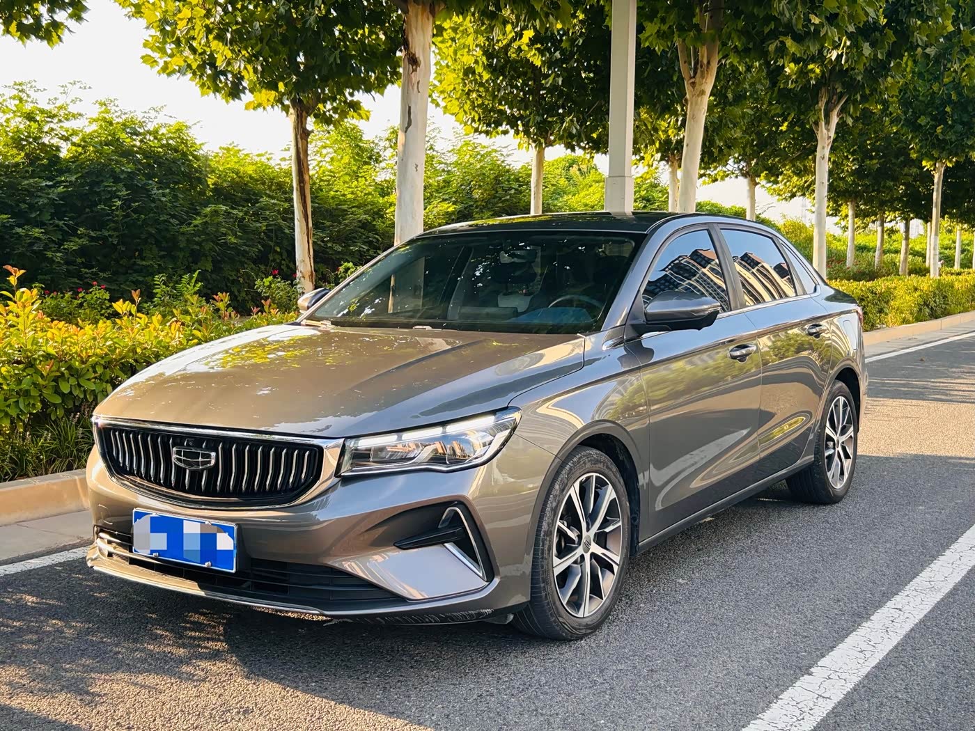 Geely Emgrand 1.5 л 2022 г. Серебристо-серый, пробег 42000 км
