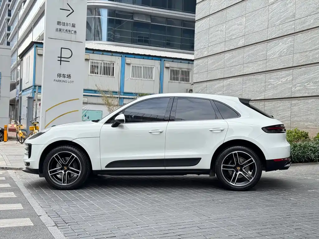 PORSCHE MACAN