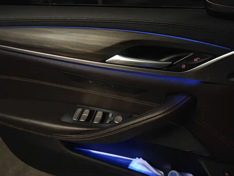 BMW 5 Series — миниатюра 7