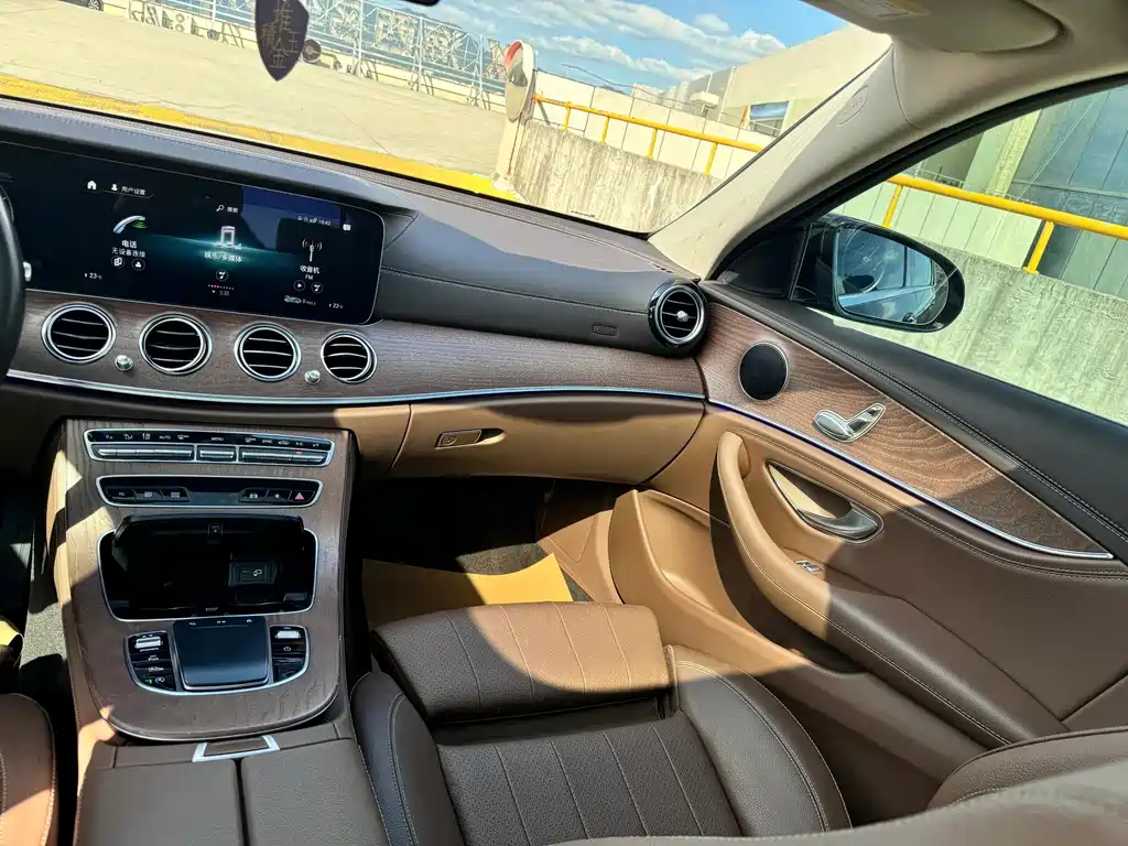 Mercedes-Benz E-Class — миниатюра 8