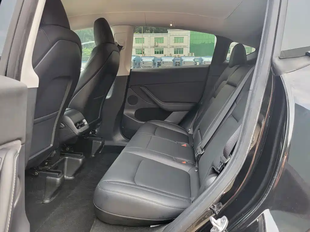 Tesla Model Y — миниатюра 10