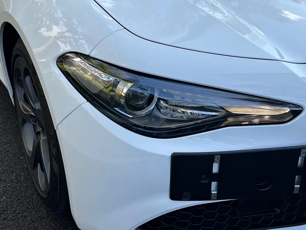 Alfa Romeo Giulia 2017 2.0T 280HP Luxury