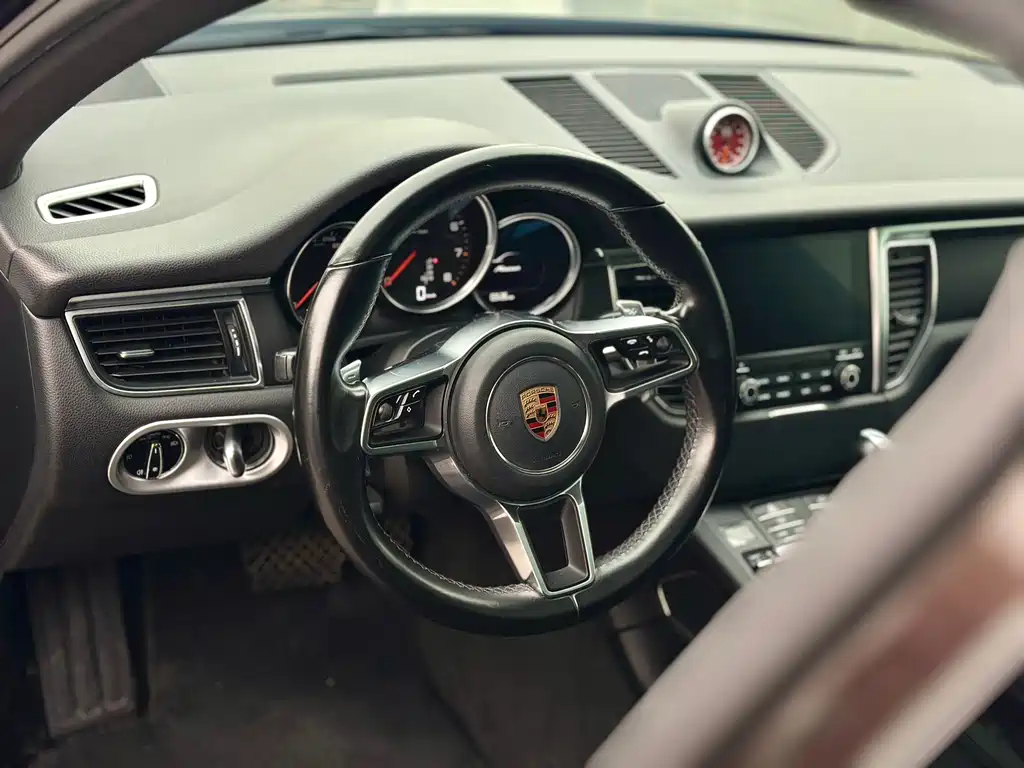 PORSCHE MACAN