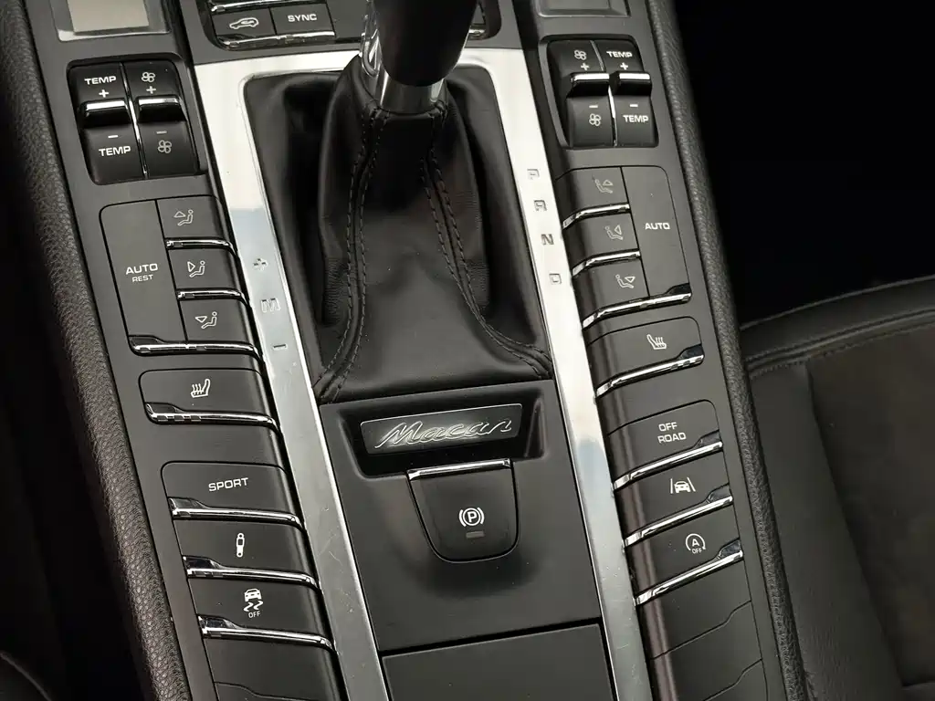 PORSCHE MACAN