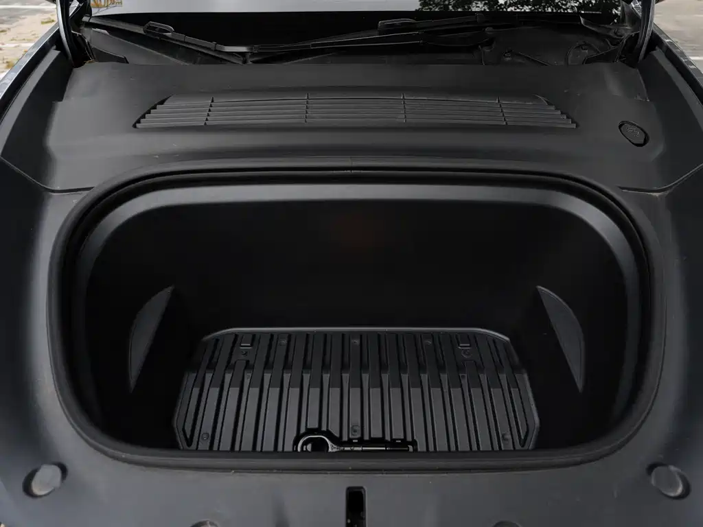 Tesla Model Y — миниатюра 11