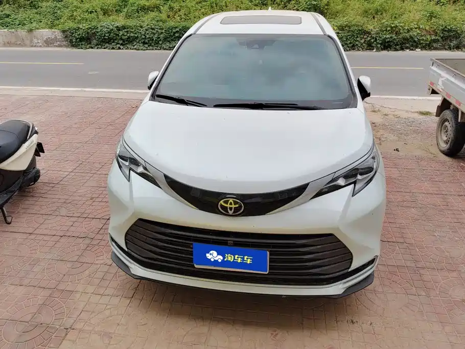 Toyota Sienna — миниатюра 2
